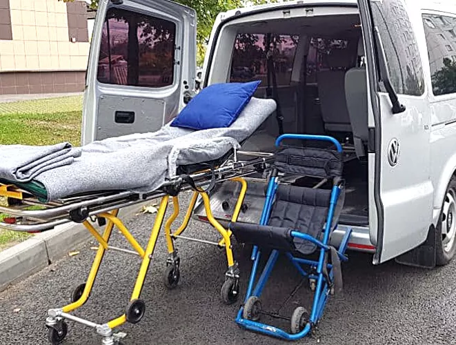 Услуги перевозки лежачих больных из дома в больницу